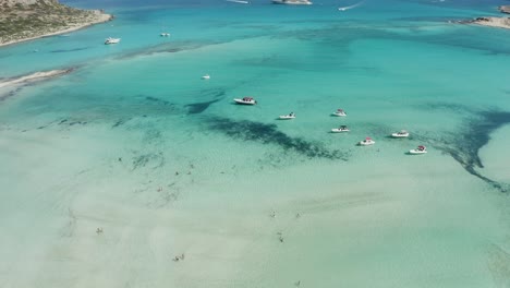 disparo aéreo de drones de barcos de velocidad anclados en el océano