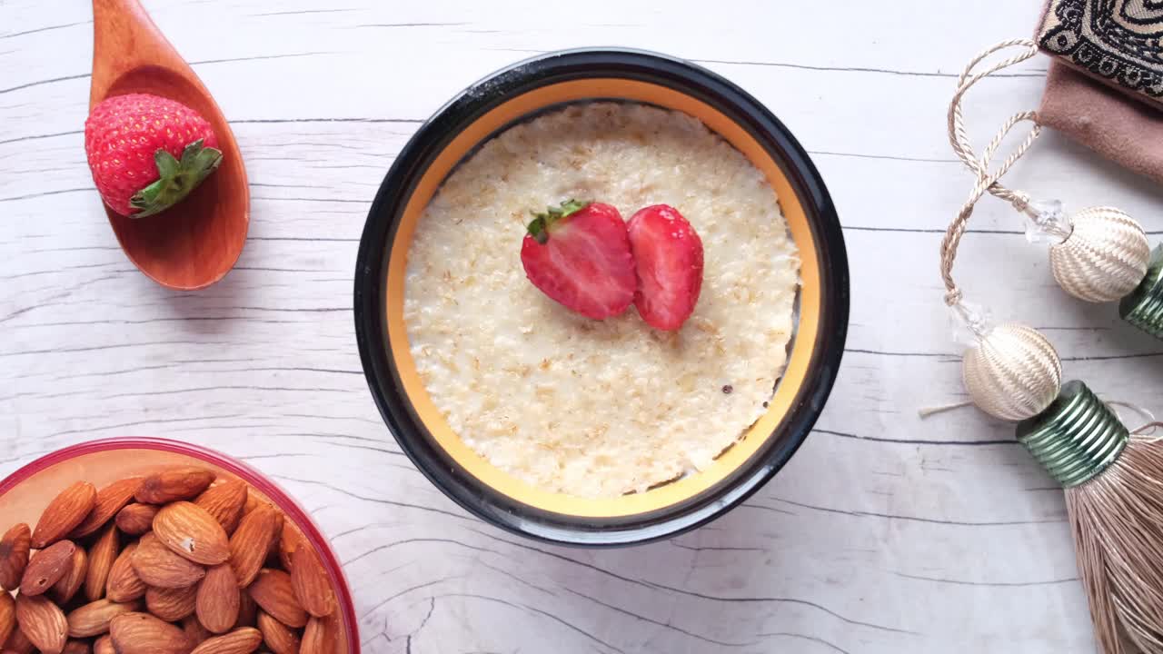 harina de avena saludable con fresas y almendras