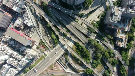 intercambio masivo de autopistas con tráfico en todos los niveles en el centro de hong kong, vista aérea