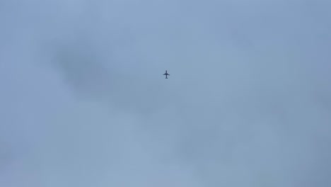 Avión-De-Combate-Volando-Sobre-La-Ciudad-Sobre-El-Cielo-Azul