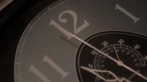 close up de detalle del reloj con mano móvil cerca de 12 horas, concepto de tiempo. concepto. dial vintage del reloj o reloj, decoración interior.