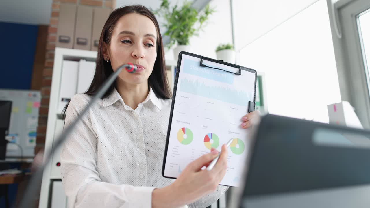 mujer oradora lleva a cabo consultas remotas sobre análisis de negocios de cerca