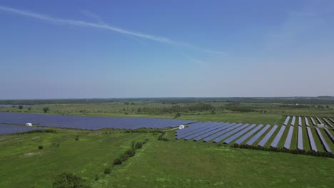 Solar-Photovoltaik-Station-Im-Grünen-Feld---Drohnenaufnahme-Aus-Der-Luft