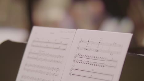 notas de música clásica en un soporte para un músico tocando en una orquesta