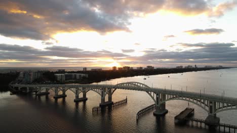 Impresionante-Vista-Del-Puente-Y-El-Río-Halifax-Durante-El-Amanecer-En-Daytona-Beach,-Florida-En-4k-