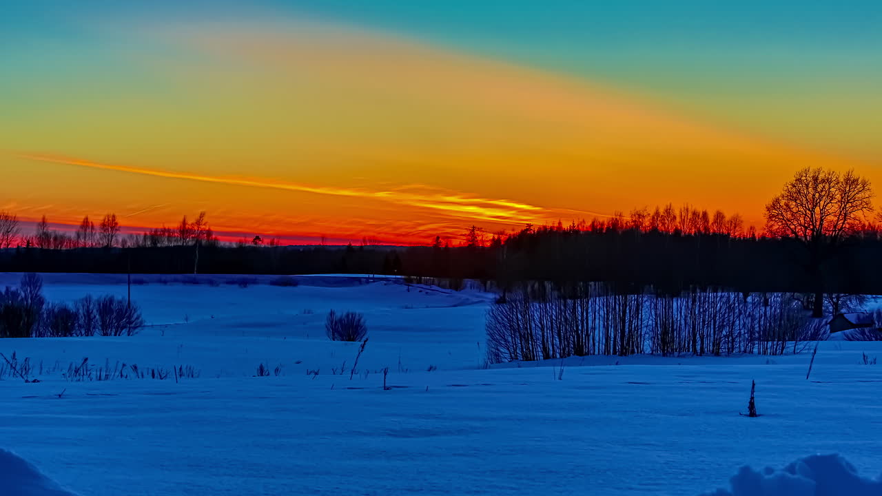지평선에 숨어있는 태양 플레어 타임 스, 북극 태양 폭발 해가 지는 풍경