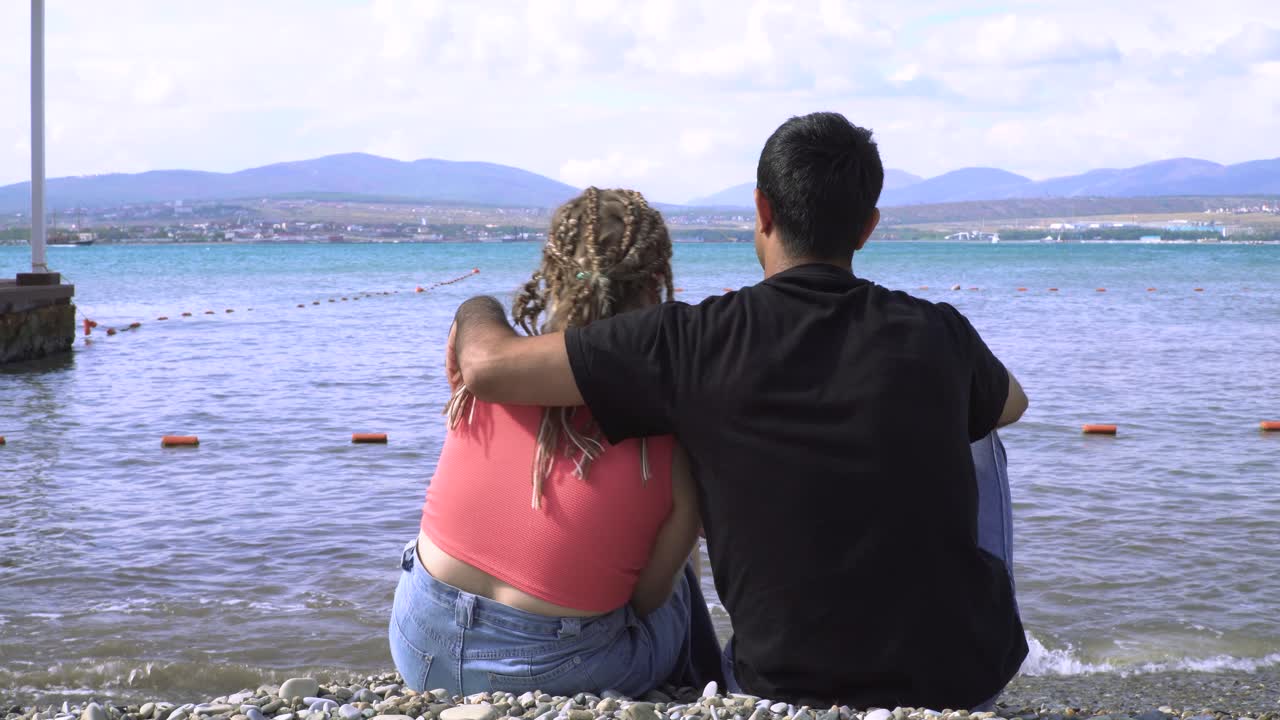 una pareja disfrutando de un día romántico en la playa.