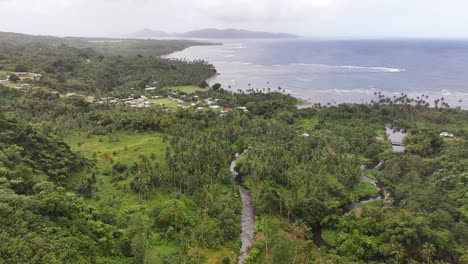 vista aérea de la isla de taveuni con la aldea costera, el río y la selva en fiji