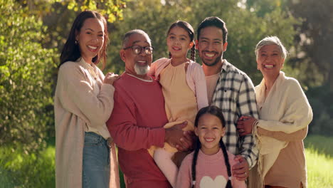 Glückliche-Große-Familie,-Natur-Und-Zusammenhalt