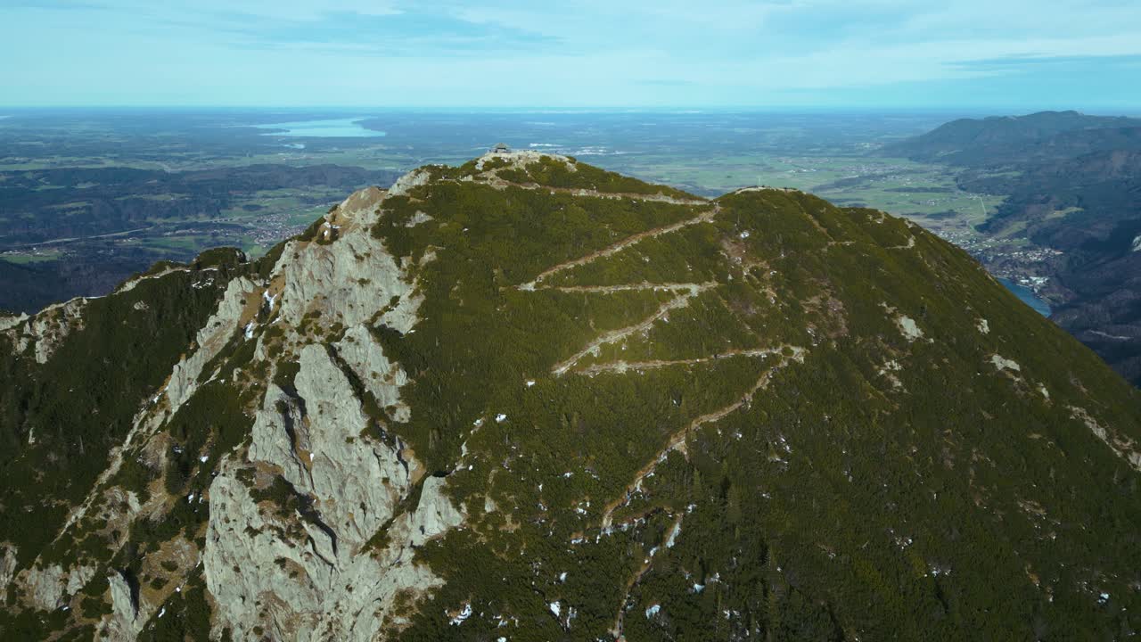 walchensee 호수와 kochelsee 및 고산 산기슭 옆에있는 바이에른 알프스의 herzogstand 산 정상 봉우리