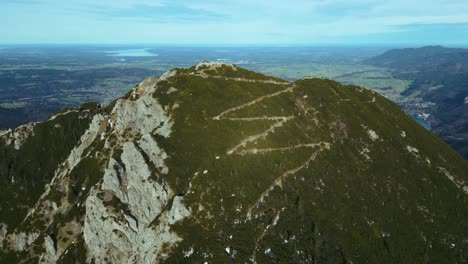 pico de la montaña herzogstand en los alpes bávaros junto al lago walchensee y kochelsee y estribaciones alpinas
