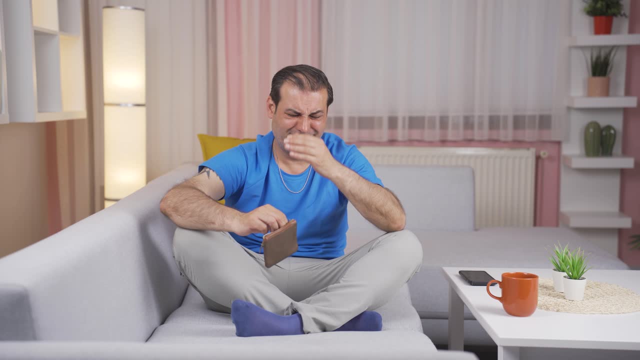 un hombre infeliz viviendo pobre.