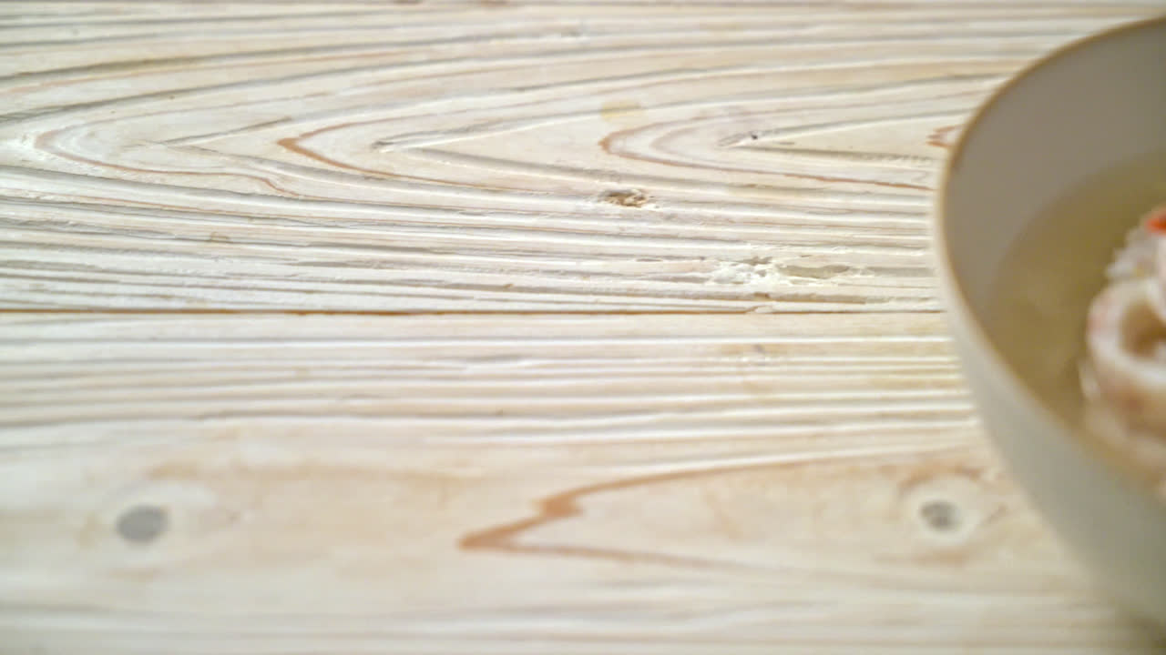 tazón de sopa de avena o arroz hervido con mariscos (camarones, calamares y pescado)