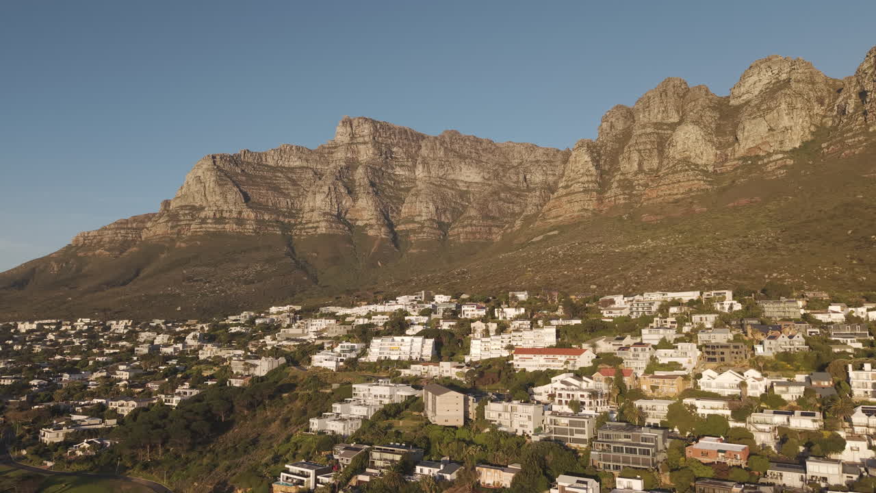 Reicher Vorort von Camps Bay am Fuße des Tafelgebirges in Kapstadt, Südafrika. Luftaufnahme mit einer Drohne