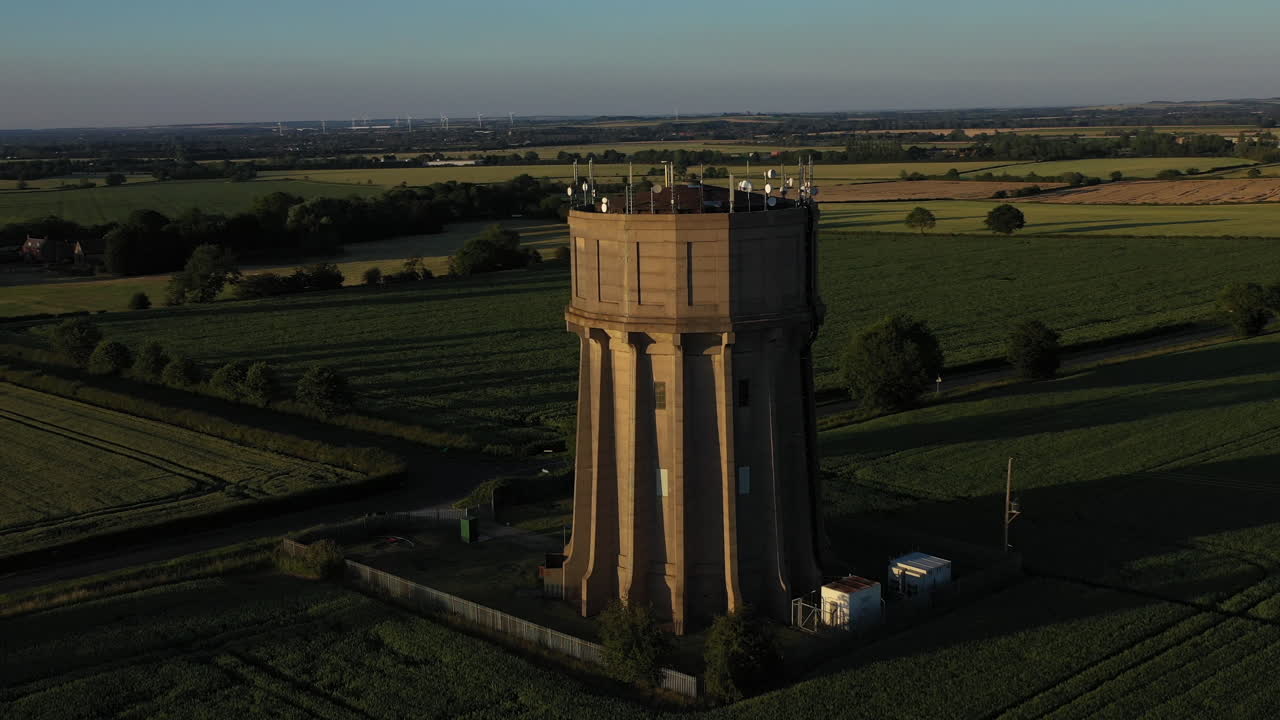 imágenes aéreas de una torre de agua en una noche de verano