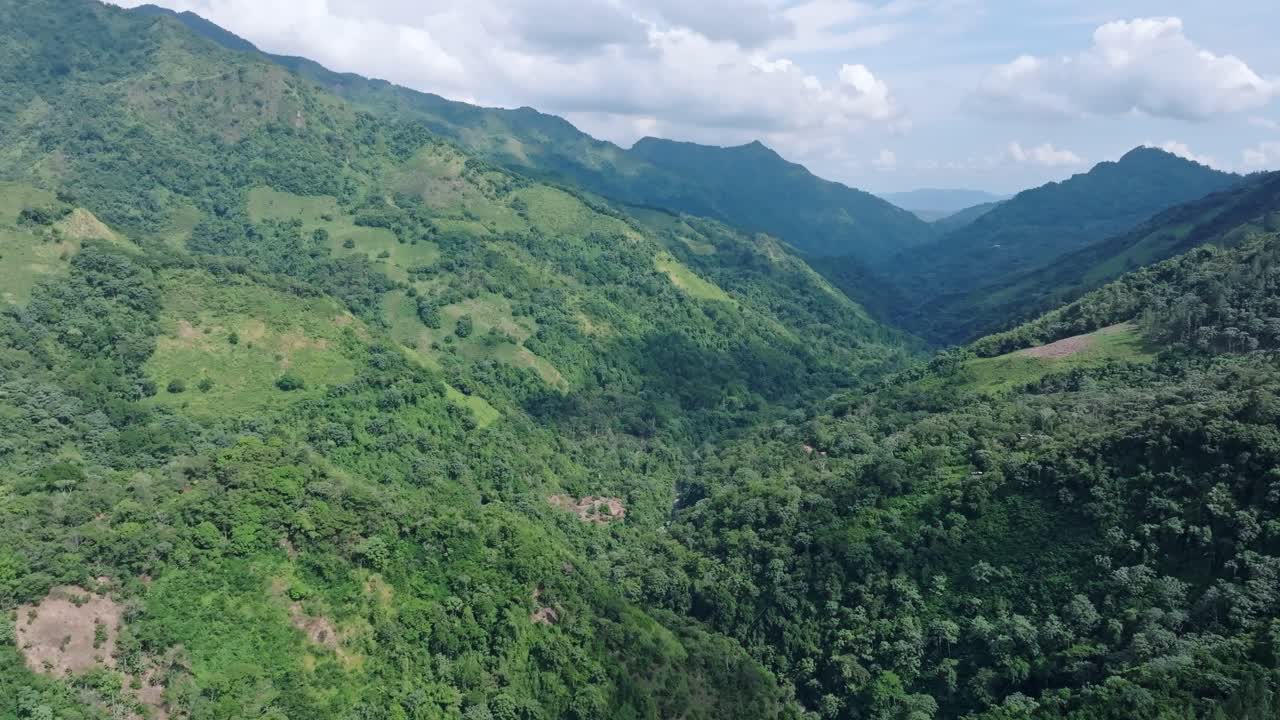 montañas verdes y paisajes prístinos, bonao en la república dominicana