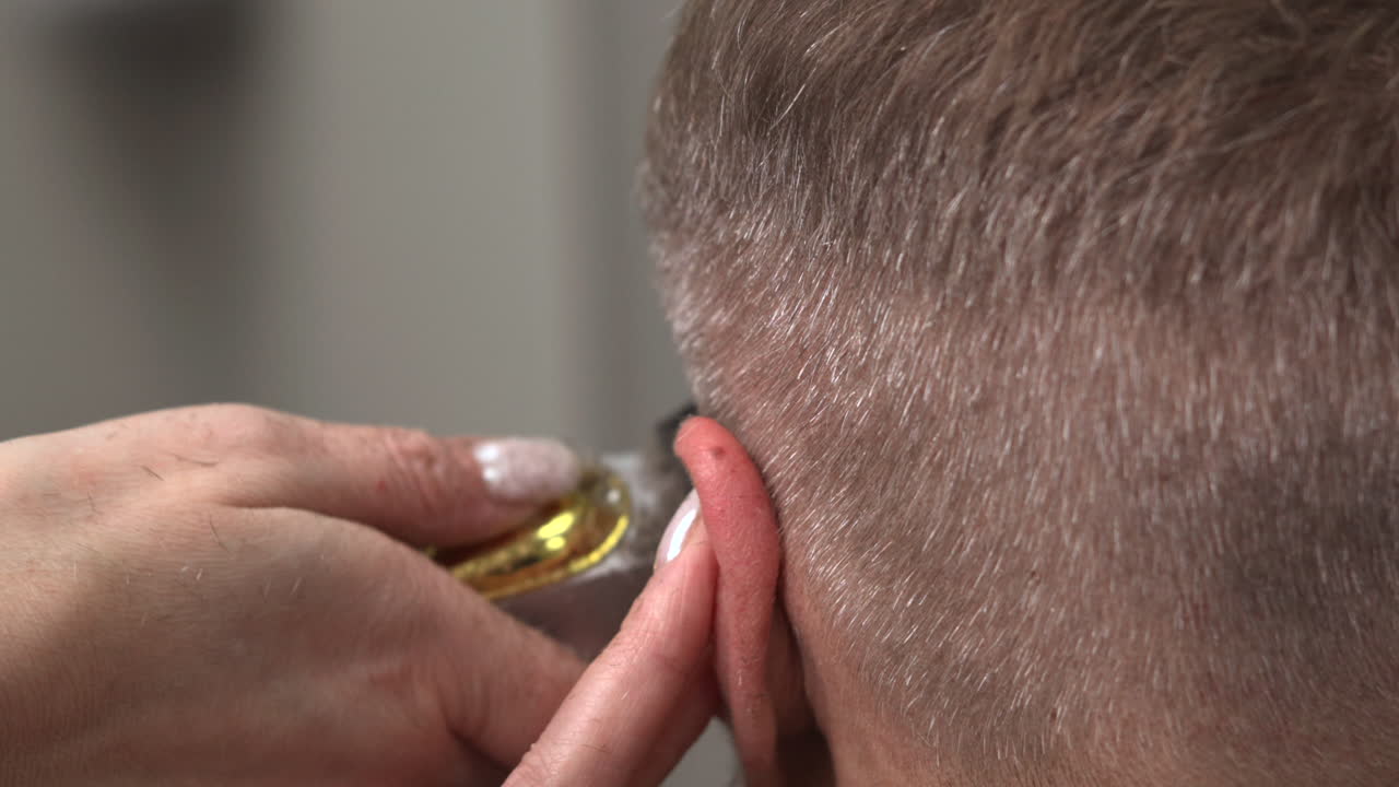 Taglio di capelli dal barbiere