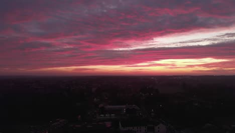 Zeitraffer-Der-Drohnenlandung-Während-Des-Intensiven-Farbsonnenuntergangs