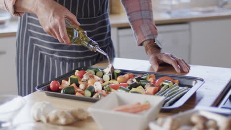 Hombre-Caucásico-De-Mediana-Edad-Preparando-Comida,-Cocinando-En-La-Cocina-De-Casa,-Cámara-Lenta