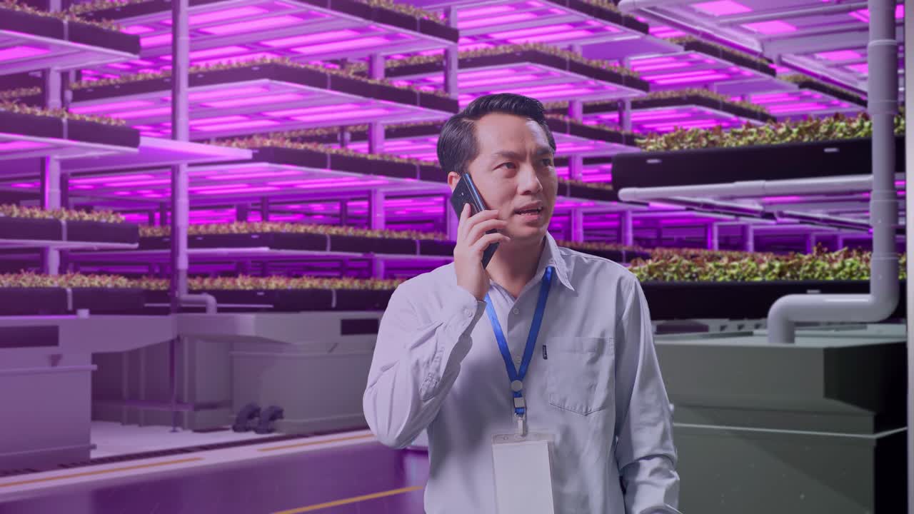 hombre en el teléfono en la granja vertical