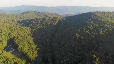 4K-Drohnenvideo,-Das-An-Einem-Nebligen-Morgen-Hoch-über-Bäumen-In-Rauchigen-Bergen-In-Der-Nähe-Des-Appalachian-Trail-Entlang-Der-Grenze-Zwischen-North-Carolina-Und-Tennessee-Fliegt