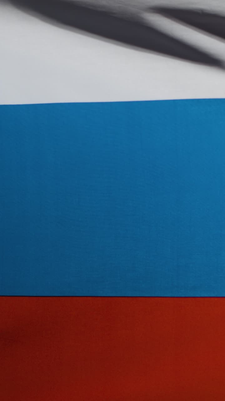 disparo vertical en el pedestal de una bandera rusa