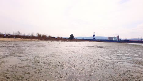 Panorámica-De-ángulo-Bajo-De-La-Playa-Del-Cementerio-De-Conchas-Marinas-En-Ankaran-Eslovenia