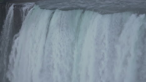 Eine-Extreme-Nahaufnahme-Des-Wassers,-Das-über-Den-Rand-Der-Niagarafälle-Fließt