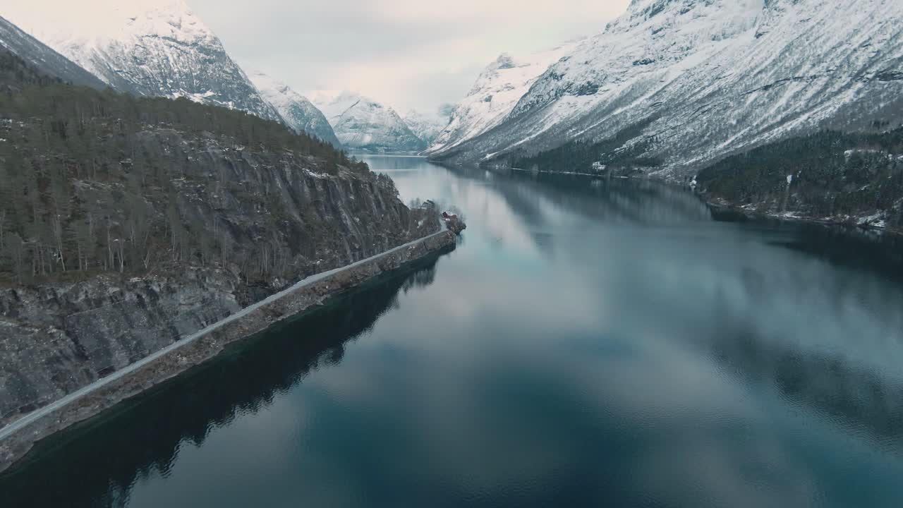 Maestoso paesaggio nordico con vette montane innevate in Norvegia, vista aerea