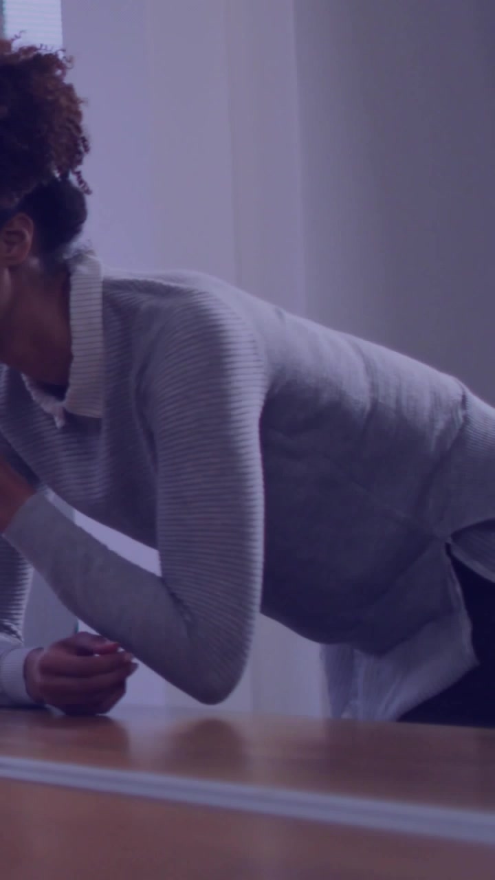 Vídeo vertical: Reunião de negócios, mulher inclinada enquanto colega fala, reagindo, código verde sobre o rosto.
