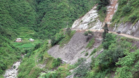 Eine-Gefährliche-Straße-Auf-Einer-Klippe-In-Den-Ausläufern-Des-Himalaya-Von-Nepal