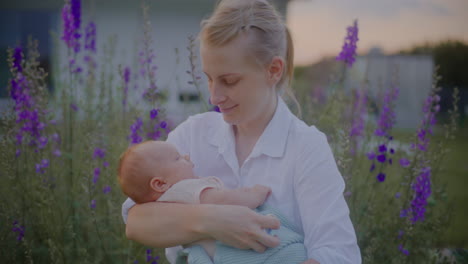 mother kissing newborn on forehead