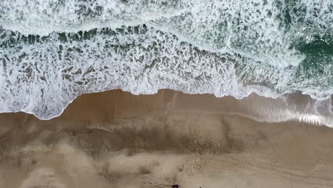 toma aérea del mar y las olas