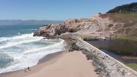 Toma-Aérea-De-Primer-Plano-Bajo-De-Las-Ruinas-De-Los-Baños-Sutro-Al-Final-De-La-Tierra-En-San-Francisco