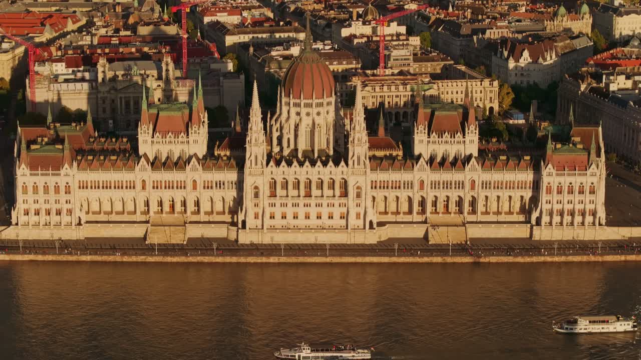Luftfoto av den ungarske parlamentsbygningen og Budapests bybilde