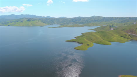 Panorámica-Aérea-Que-Muestra-Las-Colinas-Verdes-Y-La-Línea-De-Agua-Alta-En-El-Embalse-De-San-Luis-Después-De-Fuertes-Lluvias.