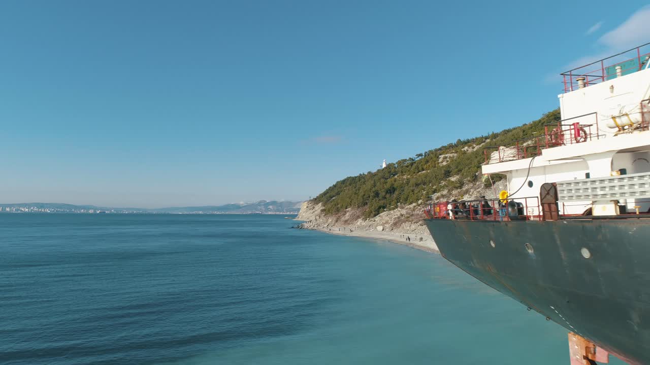 грузовое судно вблизи прибрежной зоны