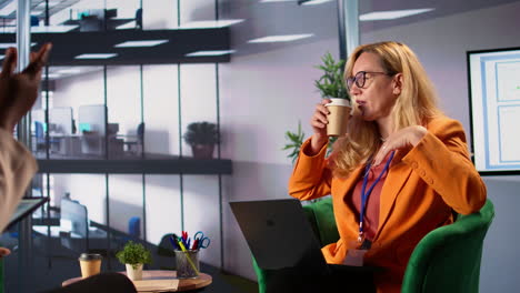mujer de negocios en una reunión