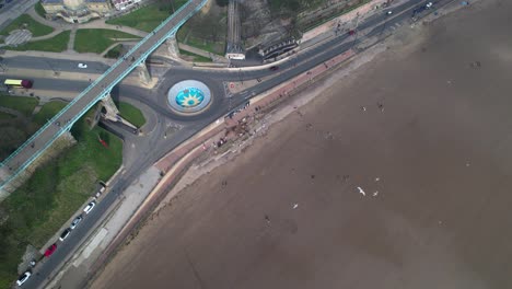 Klippenbrücke-Und-Blauer-Kreisverkehr-In-Der-Nähe-Des-Grand-Hotels-Und-In-Der-Nähe-Des-Strandes,-Scarborough