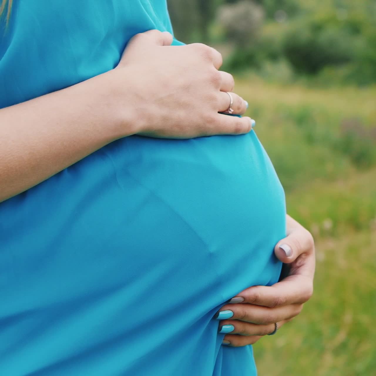 임신한 아내에게 다가가는 남편