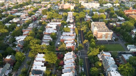 El-Distrito-De-Los-Museos-A-La-Hora-Dorada-En-Richmond,-Virginia-|-Vista-Aérea-Panorámica-|-Verano-2021