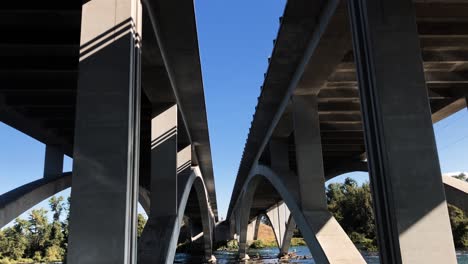 el puente del río willamette en la orilla sur pasa por alto el sendero en eugene oregon 4k