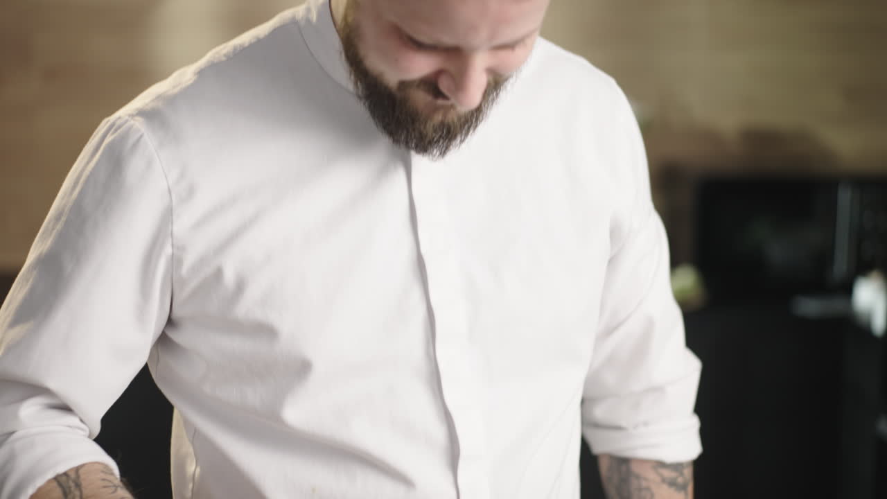 Chef preparando comida en la cocina