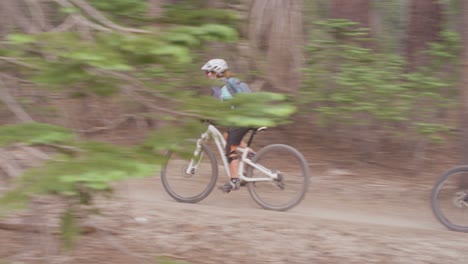 Dos-Ciclistas-De-Montaña-Compiten-Por-Un-Camino-A-Través-De-Un-Bosque