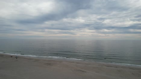 Tiro-Ascendente-Sobre-La-Playa-En-Una-Mañana-Nublada