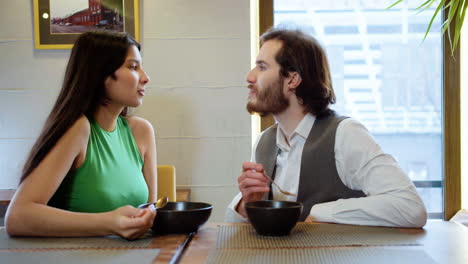 Pareja-Joven-Comiendo-En-Un-Restaurante