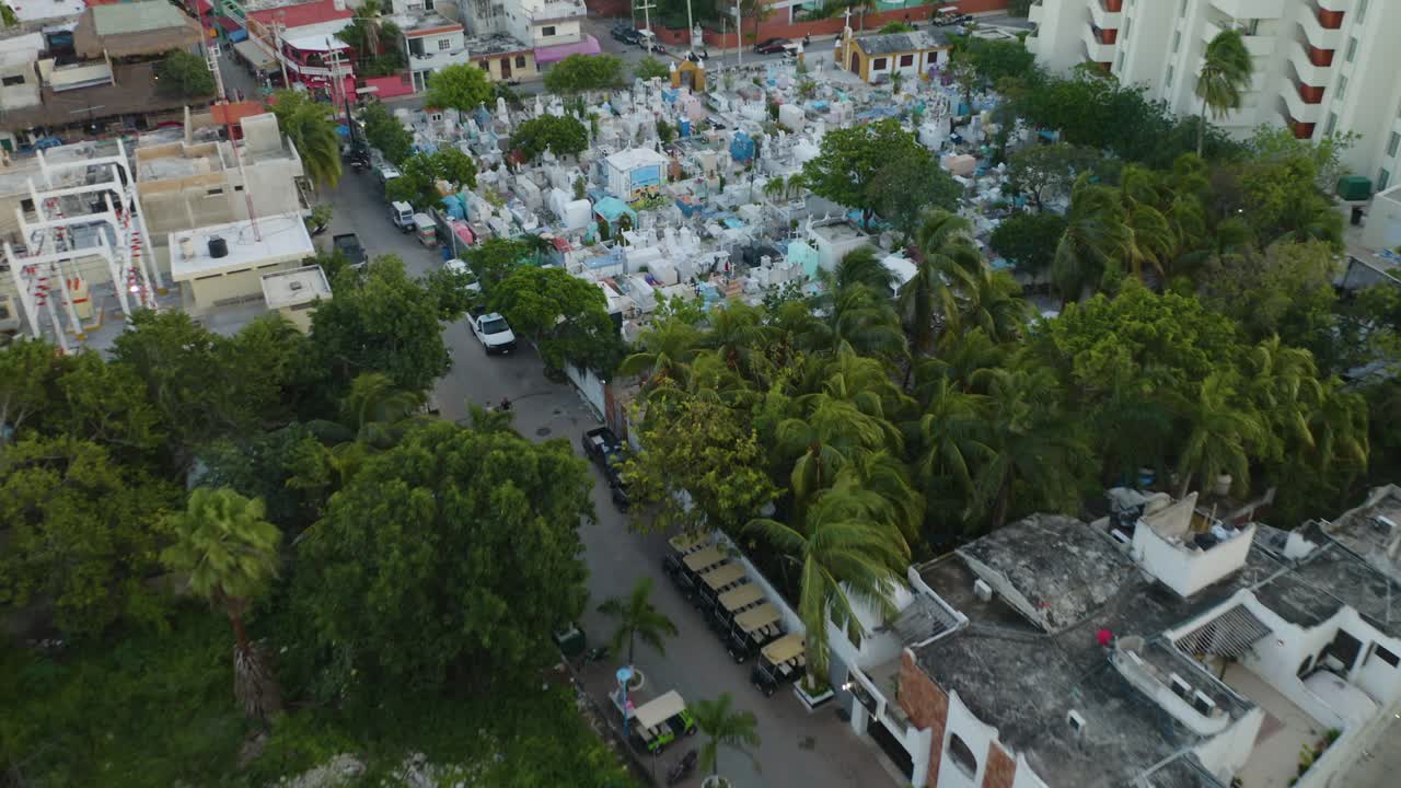 무인 항공기는 붐비는 멕시코 공동 묘지에서 날아갑니다.