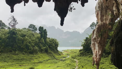 parque nacional khao sok en el sur de tailandia vista del paisaje verde desde una enorme cueva, destino de vacaciones de viaje