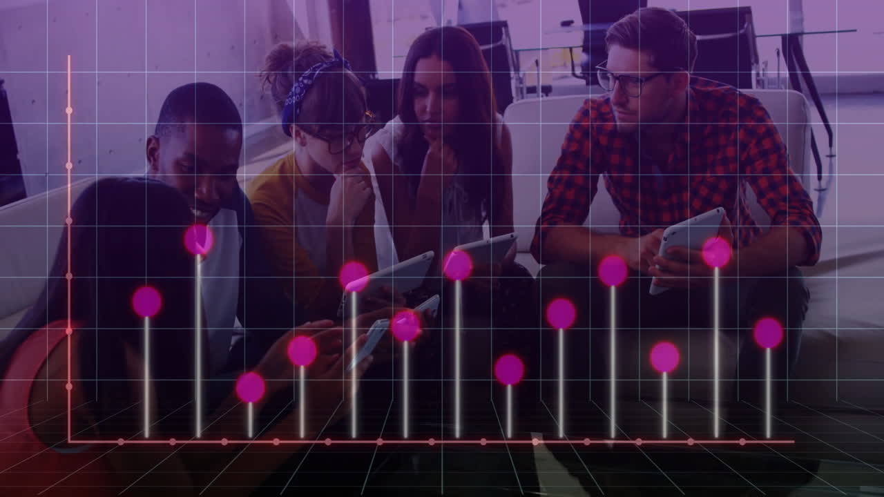 análisis de puntos de datos animación sobre diversos grupos de personas que colaboran con tabletas
