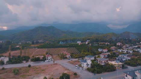vista aérea de una ciudad montañosa con casas y huertos